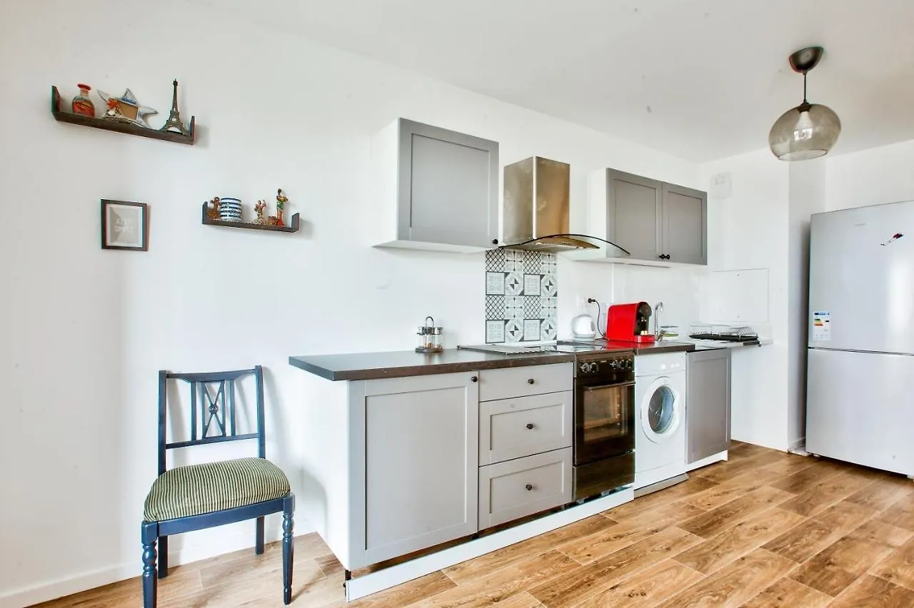 Private Room In Sharing Apartment Free Parking Bagneux