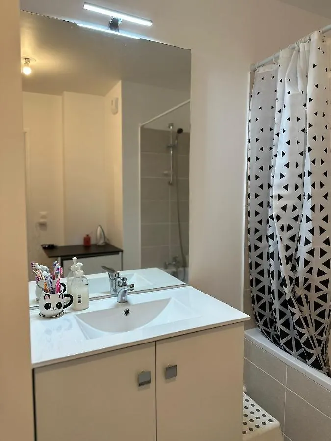 Private Room In Sharing Apartment Free Parking Bagneux