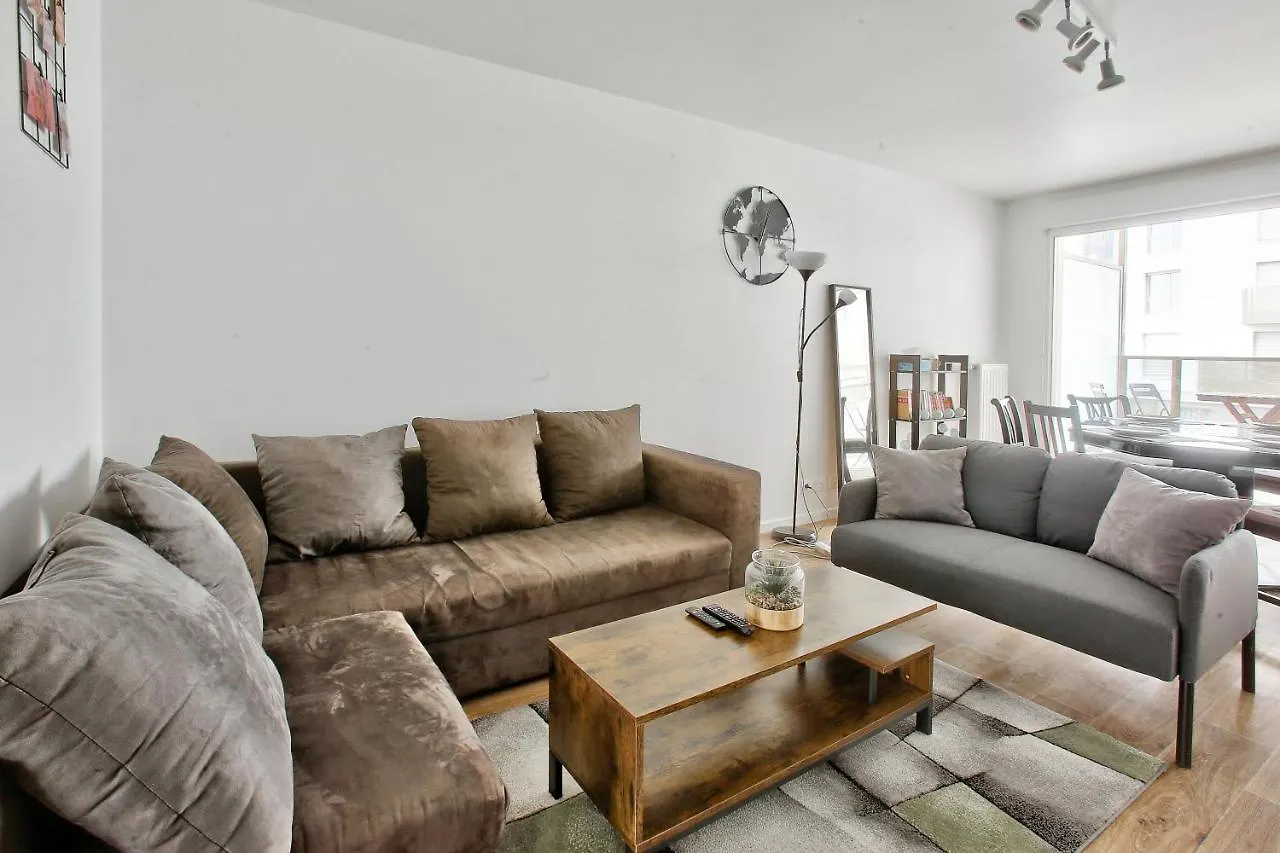 Private Room In Sharing Apartment Free Parking Bagneux  France