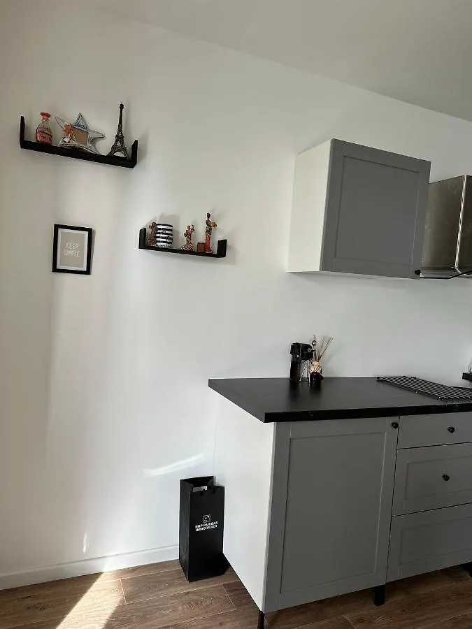 Private Room In Sharing Apartment Free Parking Bagneux  France