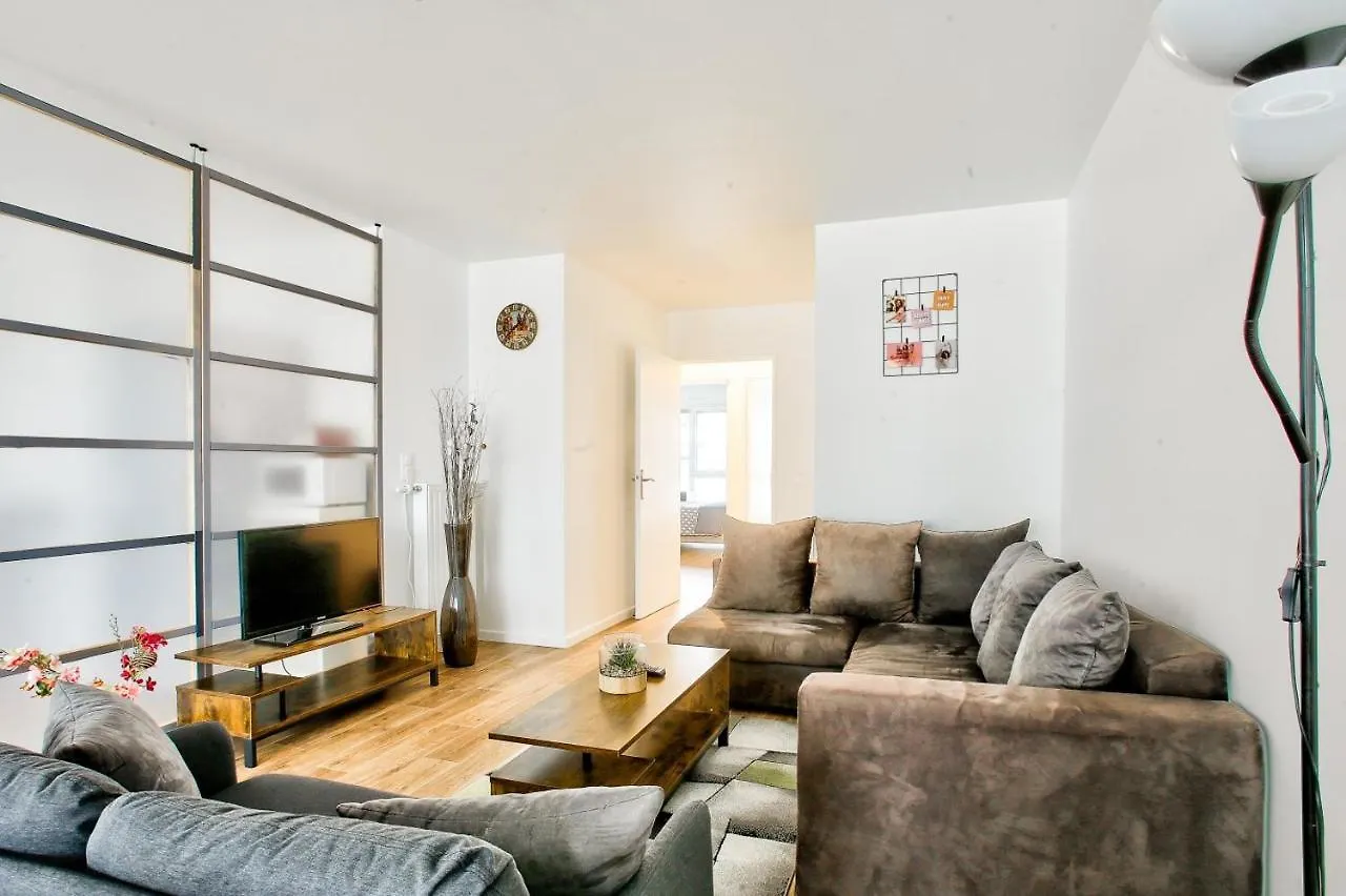Private Room In Sharing Apartment Free Parking Bagneux  France